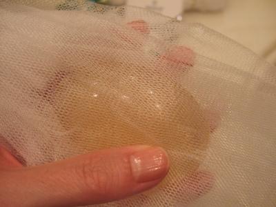 メコゾーム・ブライトニングソープ泡たてネットに石鹸を入れる